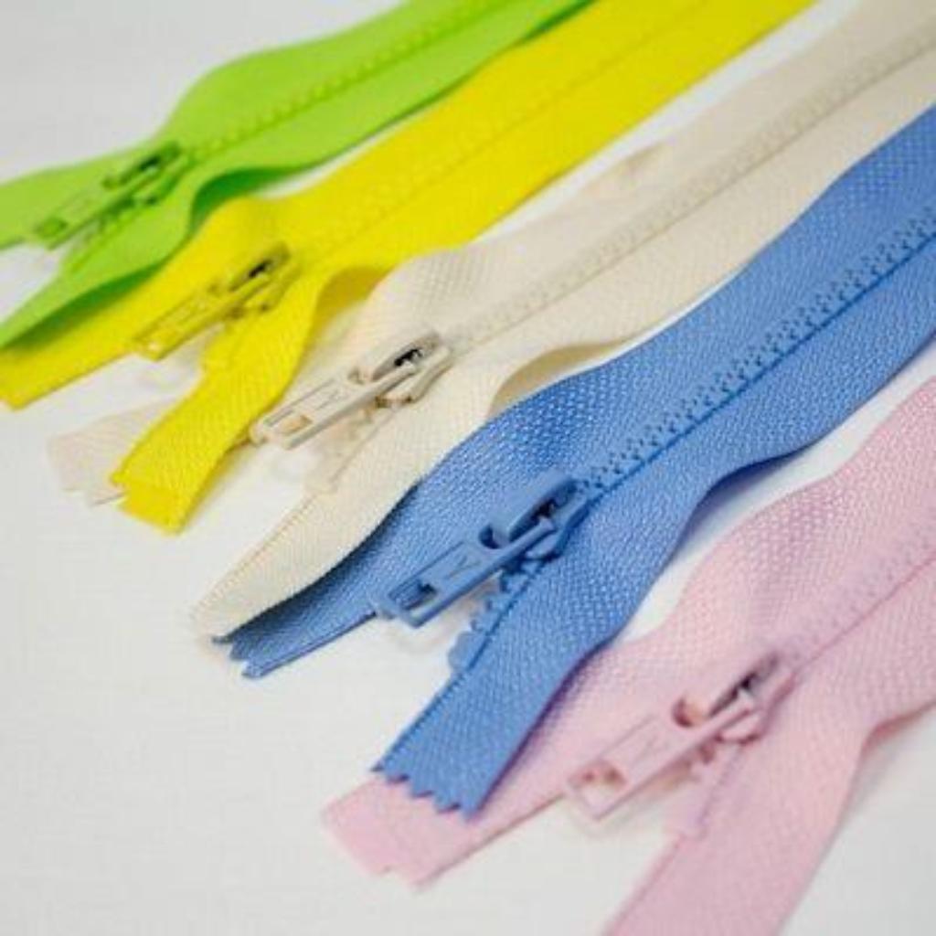 https://unsplash.com/de/fotos/weisses-und-blaues-textil-auf-weisser-oberflache-PUlsGV5KtHk
